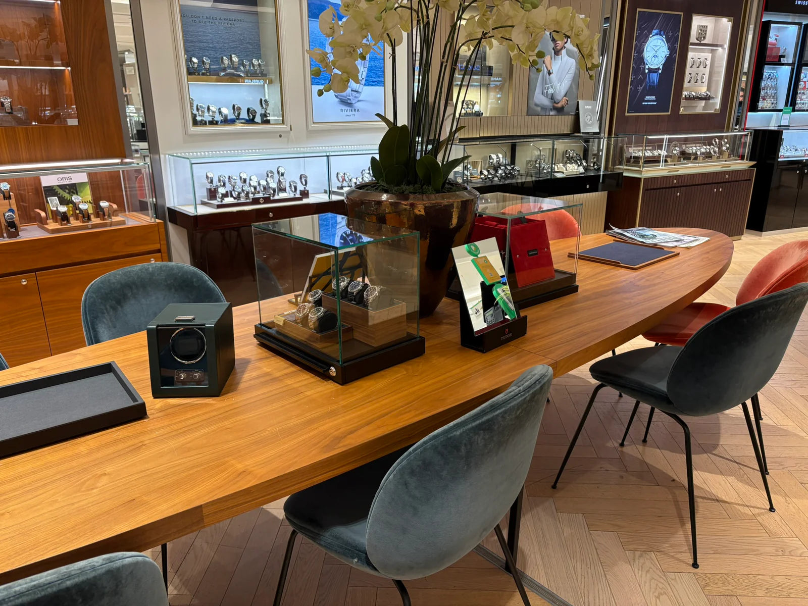 Le Remontoir – Paris Exhibition Table