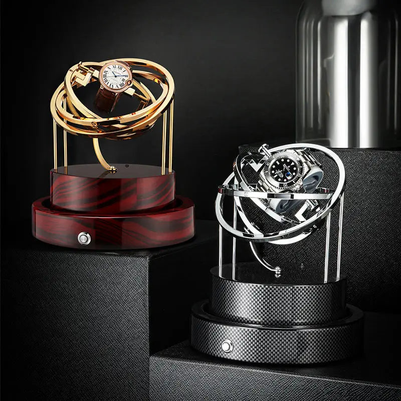 Astronome Comète watch winder in black carbon fibre and silver metal for an automatic watch on a circular base.